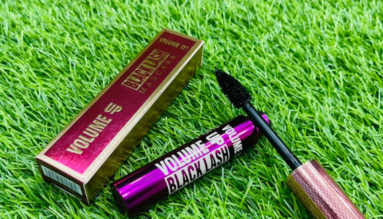 Emelie Black Lash Mascara Media 1 of 2